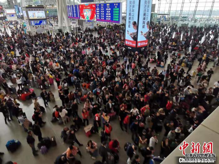 广铁多措并举助百万学子平安回家（组图）