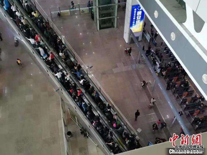 广铁多措并举助百万学子平安回家（组图）